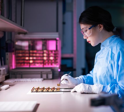 Jenoptik-Mitarbeiterin mit Laborgeräten